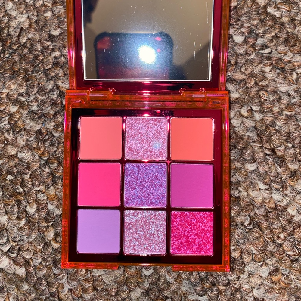 Huda Beauty Neon Pink